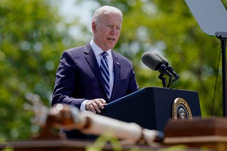 19日、米東部コネティカット州で演説するバイデン大統領(AP=共同)